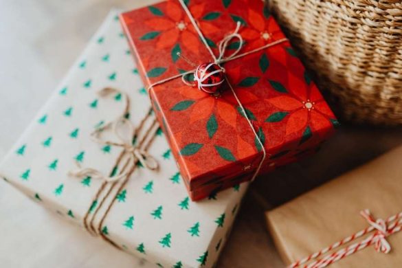 Cadeaux emballés avec du papier recyclé et ficelle naturelle comme cadeau écoresponsable de Noël