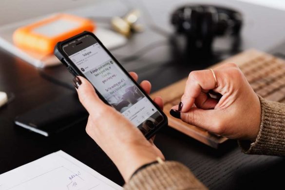 Personne testant les fonctionnalités d'un smartphone noir pour choisir son smartphone idéal
