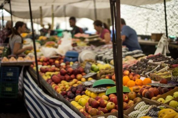 Étalage coloré de fruits et légumes frais sur un marché pratiquant le commerce alimentaire responsable