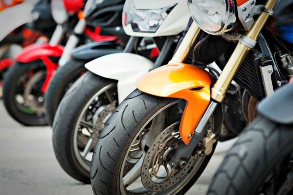 Rangée de motos sportives stationnées en intérieur pour bien entretenir sa moto en hiver