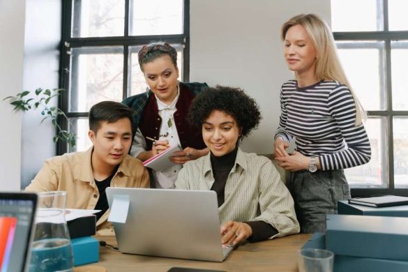 Équipe collaborative élaborant une stratégie de communication multicanale en entreprise