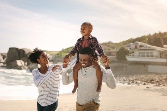 Famille joyeuse profitant de vacances en famille sur une plage au coucher du soleil