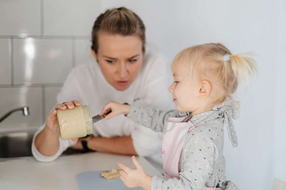 Maman pratiquant la gestion des émotions des enfants après un incident avec du lait renversé