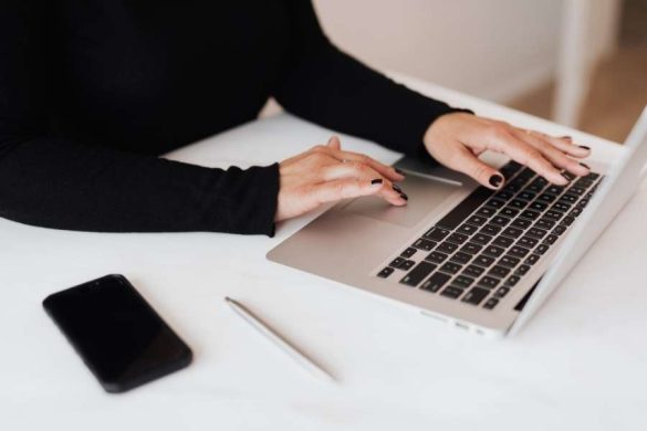Femme préparant sa reconversion professionnelle sur ordinateur portable