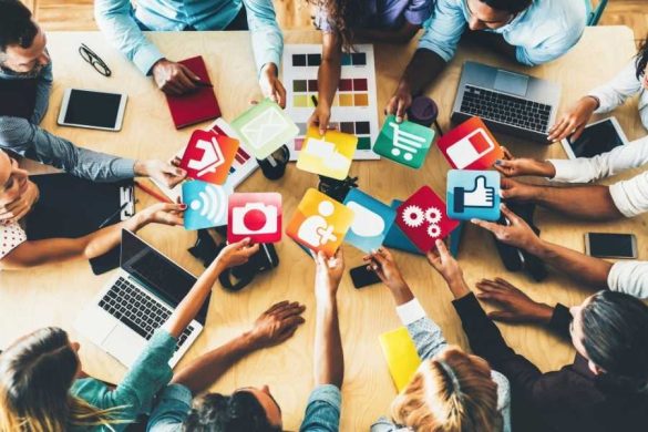 Équipe marketing travaillant sur une stratégie de présence sur les réseaux sociaux