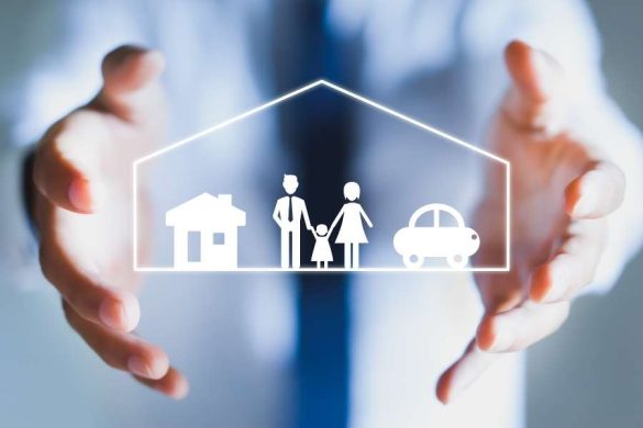 Conseiller en assurance habitation présentant une protection complète pour famille et biens
