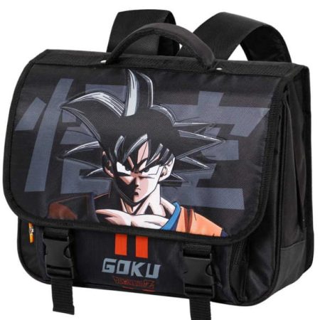 Un cartable scolaire noir à l'effigie de Goku du manga Dragon Ball Z, doté de deux boucles de fermeture et de bandes orange.