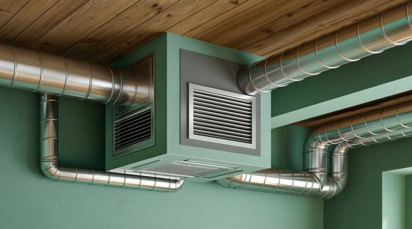 Réseau de conduits métalliques et caisson de ventilation installés sous un plafond en bois pour installer chauffage air pulsé maison.